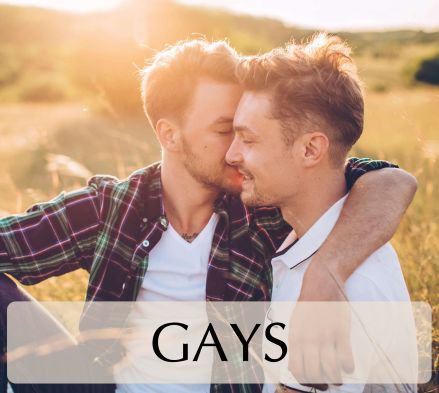 pareja hombres gay abrazándose